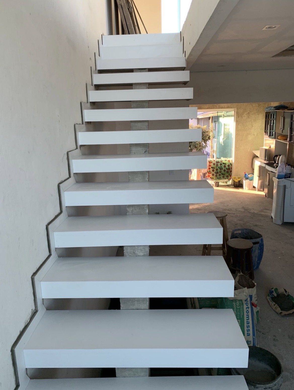 Escada Flutuante em Porcelanato